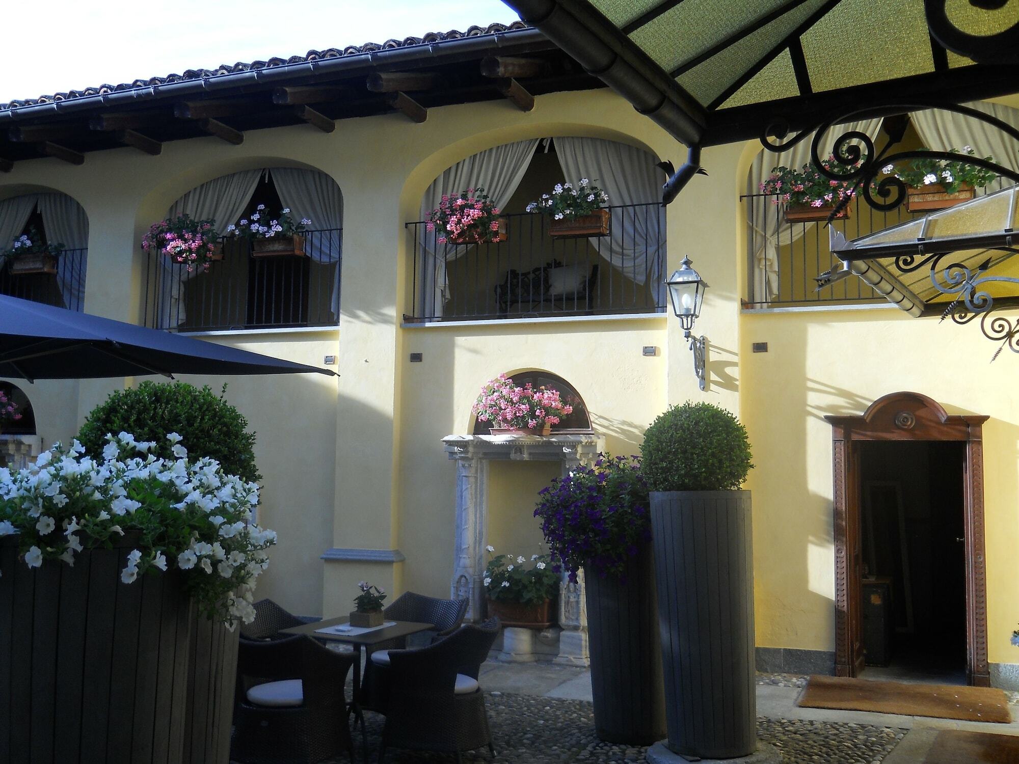 Hotel Villa Beccaris Monforte dʼAlba Exterior foto