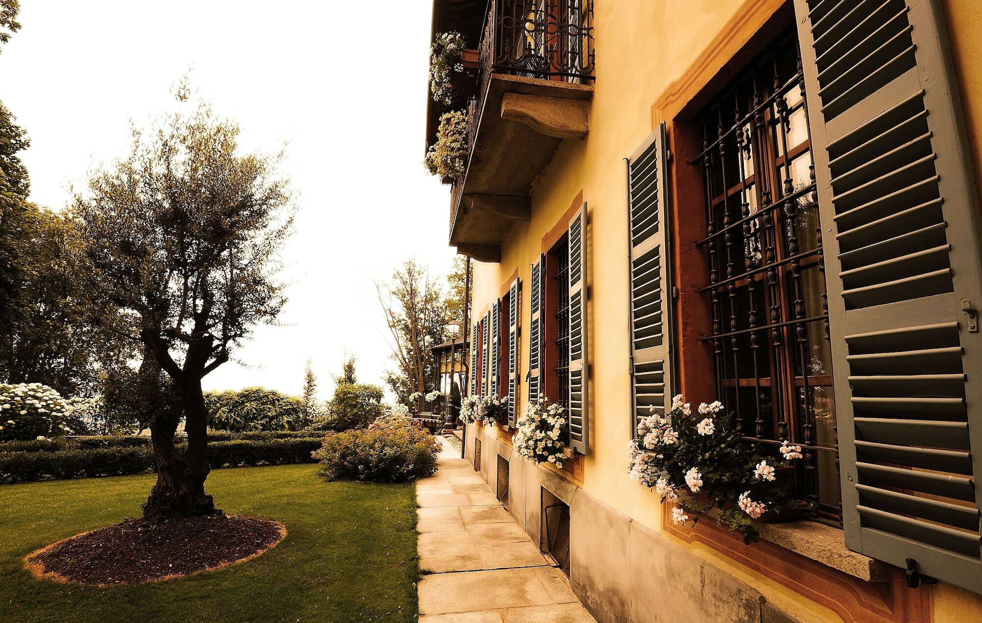 Hotel Villa Beccaris Monforte dʼAlba Exterior foto